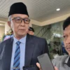 PERSYARATAN. Sekretaris Daerah Kota Cirebon, Drs H Agus Mulyadi MSi menyampaikan, saat ini Pemkot Cirebon mempersiapkan persyaratan adiministrasi untuk pinjaman ke BJB. FOTO: ASEP SAEPUL MIELAH/RAKYAT CIREBON