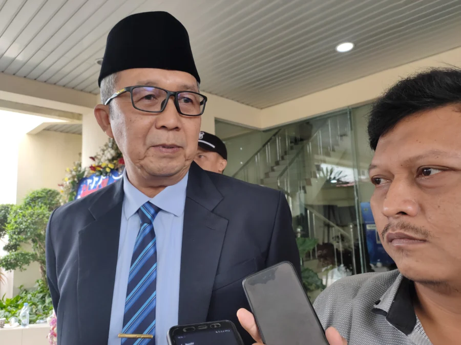 PERSYARATAN. Sekretaris Daerah Kota Cirebon, Drs H Agus Mulyadi MSi menyampaikan, saat ini Pemkot Cirebon mempersiapkan persyaratan adiministrasi untuk pinjaman ke BJB. FOTO: ASEP SAEPUL MIELAH/RAKYAT CIREBON