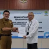 PERJANJIAN. Kepala DKUKMPP, Iing Daiman bersama GM PT Pelindo Regional 2 Cirebon, Tengku Mursalin Rahim saling menandatangani perjanjian kerja sama untuk pengembangan UKM di Kota Cirebon. FOTO: ASEP SAEPUL MIELAH/RAKYAT CIREBON