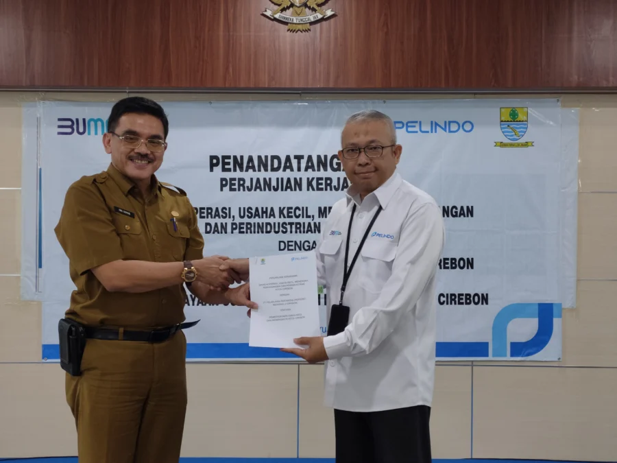 PERJANJIAN. Kepala DKUKMPP, Iing Daiman bersama GM PT Pelindo Regional 2 Cirebon, Tengku Mursalin Rahim saling menandatangani perjanjian kerja sama untuk pengembangan UKM di Kota Cirebon. FOTO: ASEP SAEPUL MIELAH/RAKYAT CIREBON