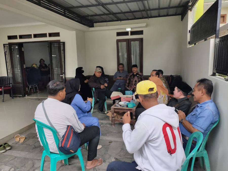 TAKZIAH. Kolega-kolega almarhum Heriyanto di DPRD Kota Cirebon berduka. Mereka takziah sebelum melepas ke tempat peristirahatan terakhir di Kemlaten. FOTO: ASEP SAEPUL MIELAH/RAKYAT CIREBON