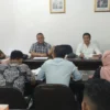 Rapat kerja Komisi III DPRD bersama DPKPP, BKAD Kabupaten Cirebon, Forum RW dan pimpinan Perumnas Cirebon, Jumat (10/2). DPRD mengancam menghentikan proyek Perumnas di Kabupaten Cirebon.