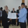 REKTOR PERTAMA. Dr Hj Yani Kamasturyani resmi menjabat sebagai rektor pertama ITEKes Mahardika Cirebon setelah dilantik langsung oleh ketua YPI Mahardika, Drs H Hediyana Yusuf MM, Selasa 14 Februari 2023. FOTO: ASEP SAEPUL MIELAH/RAKYAT CIREBON