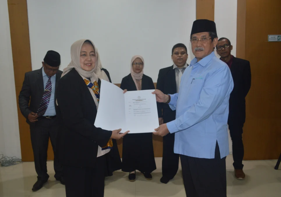 REKTOR PERTAMA. Dr Hj Yani Kamasturyani resmi menjabat sebagai rektor pertama ITEKes Mahardika Cirebon setelah dilantik langsung oleh ketua YPI Mahardika, Drs H Hediyana Yusuf MM, Selasa 14 Februari 2023. FOTO: ASEP SAEPUL MIELAH/RAKYAT CIREBON