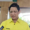 PERCAYA KADER. Sekretaris DPD Golkar Jabar, Iswara mengaku Golkar tidak memiliki strategi khusus terkait pemenangan pemilu dengan menggaet artis. FOTO: ZEZEN ZAENUDIN ALI/RAKYAT CIREBON