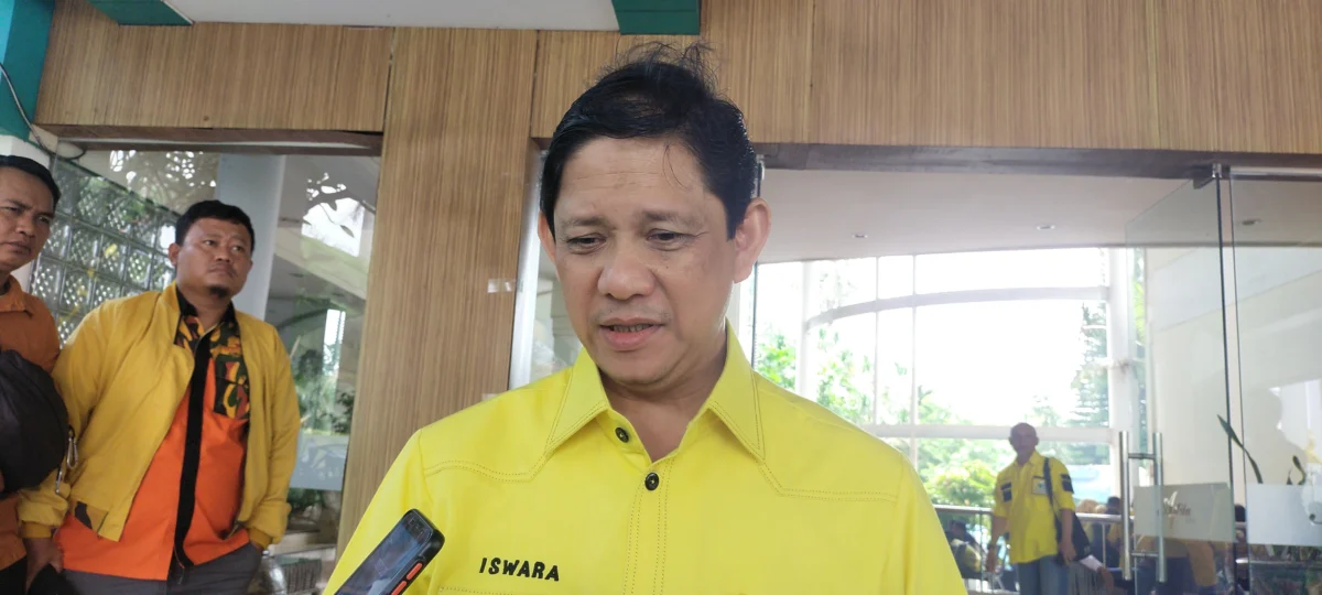 PERCAYA KADER. Sekretaris DPD Golkar Jabar, Iswara mengaku Golkar tidak memiliki strategi khusus terkait pemenangan pemilu dengan menggaet artis. FOTO: ZEZEN ZAENUDIN ALI/RAKYAT CIREBON