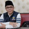 MEMBELA. Suami Affiati, H Zaenal Muttaqin pasang badan membela istrinya yang saat ini sedang diusulkan untuk di PAW dari posisinya sebagai anggota DPRD Fraksi Gerindra. FOTO: ASEP SAEPUL MIELAH/RAKYAT CIREBON