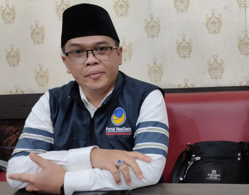 MEMBELA. Suami Affiati, H Zaenal Muttaqin pasang badan membela istrinya yang saat ini sedang diusulkan untuk di PAW dari posisinya sebagai anggota DPRD Fraksi Gerindra. FOTO: ASEP SAEPUL MIELAH/RAKYAT CIREBON