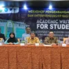 PENINGKATAN. Kegiataan Academic Writing dilaksanakan FUA IAIN Cirebon dengan menghadirkan Dekan Fakultas Ushuluddin UIN Sunan Gunung Djati Bandung. FOTO : SUWANDI/RAKYAT CIREBON