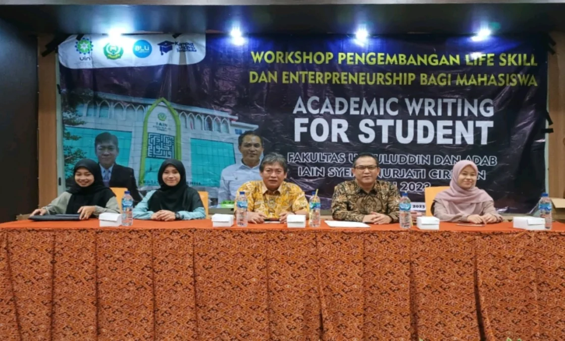 PENINGKATAN. Kegiataan Academic Writing dilaksanakan FUA IAIN Cirebon dengan menghadirkan Dekan Fakultas Ushuluddin UIN Sunan Gunung Djati Bandung. FOTO : SUWANDI/RAKYAT CIREBON