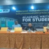 PEMBUKAAN. Dekan Fakultas Ushuluddin dan Adab (FUA) Institut Agama Islam Negeri (IAIN) Syekh Nurjati Cirebon, Dr Anwar Sanusi MAg membuka secara resmi kegiatan Workshop Pengembangan Life Skill dan Entrepreneurship bagi mahasiswa. FOTO : SUWANDI/RAKYAT CIREBON