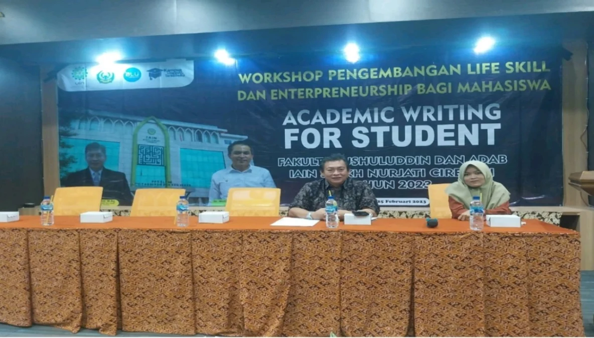 PEMBUKAAN. Dekan Fakultas Ushuluddin dan Adab (FUA) Institut Agama Islam Negeri (IAIN) Syekh Nurjati Cirebon, Dr Anwar Sanusi MAg membuka secara resmi kegiatan Workshop Pengembangan Life Skill dan Entrepreneurship bagi mahasiswa. FOTO : SUWANDI/RAKYAT CIREBON