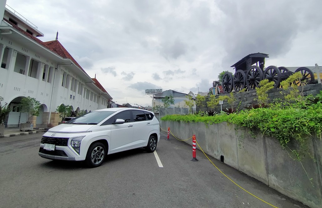 TEST DRIVE. Sesi pertama test drive, Hyundai Stargazer digas keliling Kota Cirebon. Berkunjung ke tempat-tempat ikonik khas kota wali, Selasa (28/2). FOTO : SUWANDI/RAKYAT CIREBON