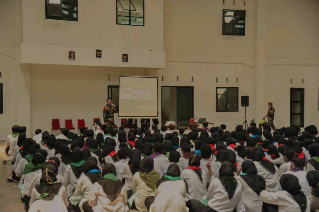 PELATIHAN. Ratusan mahasiswa ITEKes Mahardika mengikuti pendidikan kepemimpinan dan kedisiplinan langsung di Hanggar Batalyon Arhanud 14/ PWY. FOTO: ASEP SAEPUL MIELAH/RAKYAT CIREBON