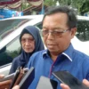 RESES. Anggota DPR RI Fraksi Demokrat, HE Herman Khaeron menyampaikan bahwa partainya mendukung pemekaran Cirebon Timur. Hal itu dia katakana usai acara reses di rumah warga di Desa Lemahabang Kulon, Kecamatan Lemahabang, Kabupaten Cirebon. FOTO: HERMAWAN/RAKYAT CIREBON