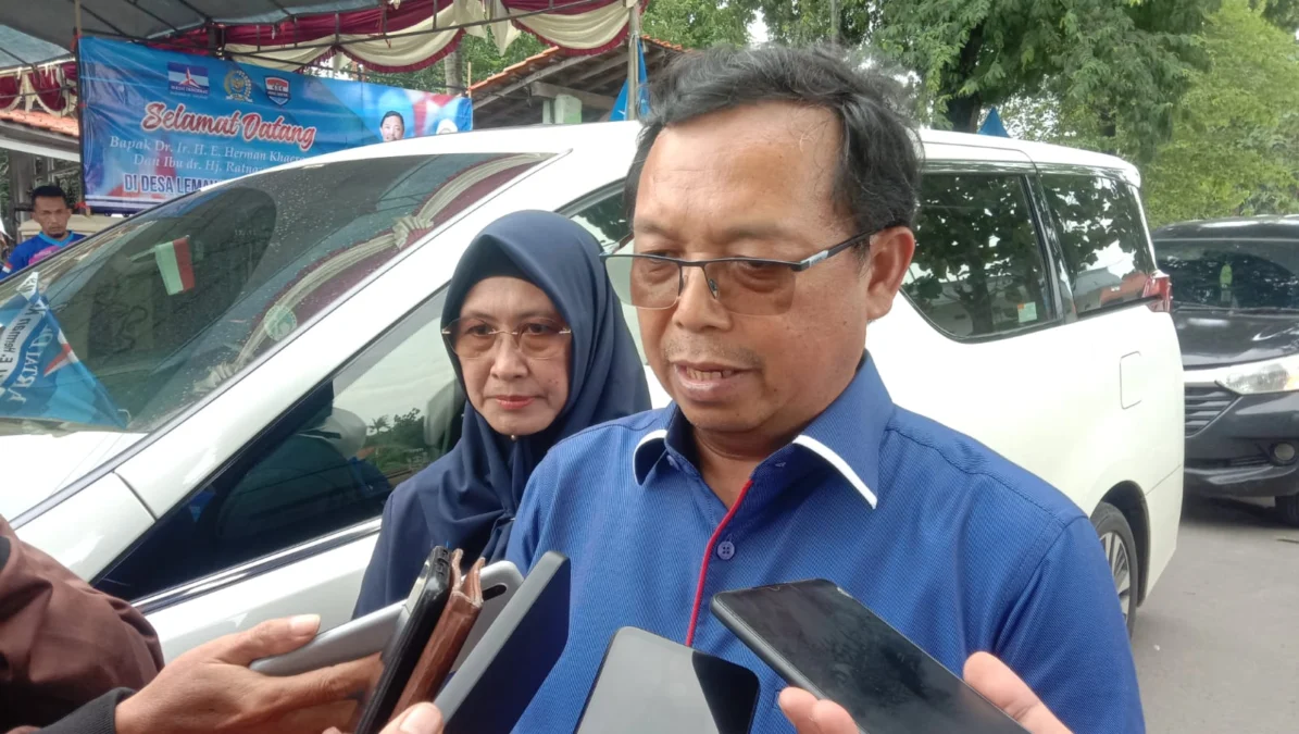 RESES. Anggota DPR RI Fraksi Demokrat, HE Herman Khaeron menyampaikan bahwa partainya mendukung pemekaran Cirebon Timur. Hal itu dia katakana usai acara reses di rumah warga di Desa Lemahabang Kulon, Kecamatan Lemahabang, Kabupaten Cirebon. FOTO: HERMAWAN/RAKYAT CIREBON