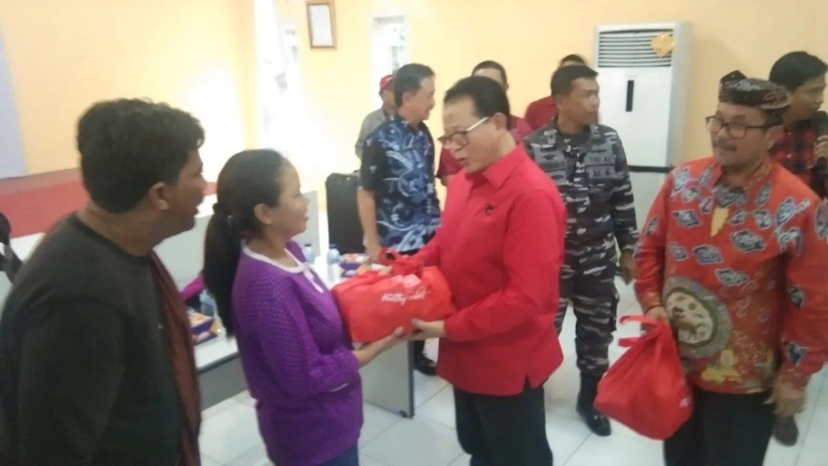 BANTUAN. Ketua Umum PP Gerakan Nelayan Tani Indonesia, Prof Rokhmin Dahuri bersama Bupati Cirebon, Drs H Imron MAg memberi bingkisan kepada nelayan dan petani di Desa Waruduwur, Kecamatan Mundu, Kabupaten Cirebon. FOTO: HERMAWAN/RAKYAT CIREBON