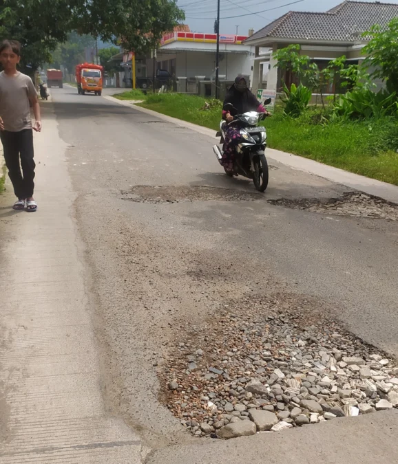 Jalan rusak jalur Cigasong Cikijing