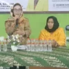 BELANJA MASALAH. Anggota DPRD Provinsi Jawa Barat Fraksi Golkar Dapil XII (Kota Cirebon, Kabupaten Cirebon, dan Kabupaten Indramayu), Lili Eliyah belanja masalah pada Reses II Tahun Sidang 2022-2023 di Desa Ciledug Kulon. FOTO: IST/RAKYAT CIREBON