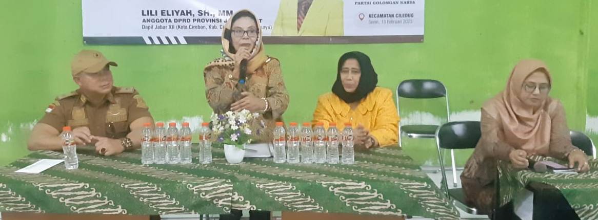 BELANJA MASALAH. Anggota DPRD Provinsi Jawa Barat Fraksi Golkar Dapil XII (Kota Cirebon, Kabupaten Cirebon, dan Kabupaten Indramayu), Lili Eliyah belanja masalah pada Reses II Tahun Sidang 2022-2023 di Desa Ciledug Kulon. FOTO: IST/RAKYAT CIREBON