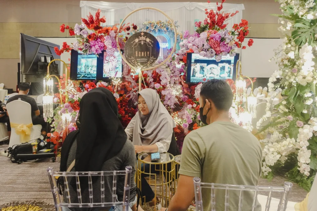 MENGGELIAT. Industri jasa wedding organizer diprediksi kembali menggeliat pasca melonggarnya PPKM di Cirebon. Momen pemeran pernikahan bersamaan dengan grand lounching Ohana Cirebon. FOTO : SUWANDI/RAKYAT CIREBON