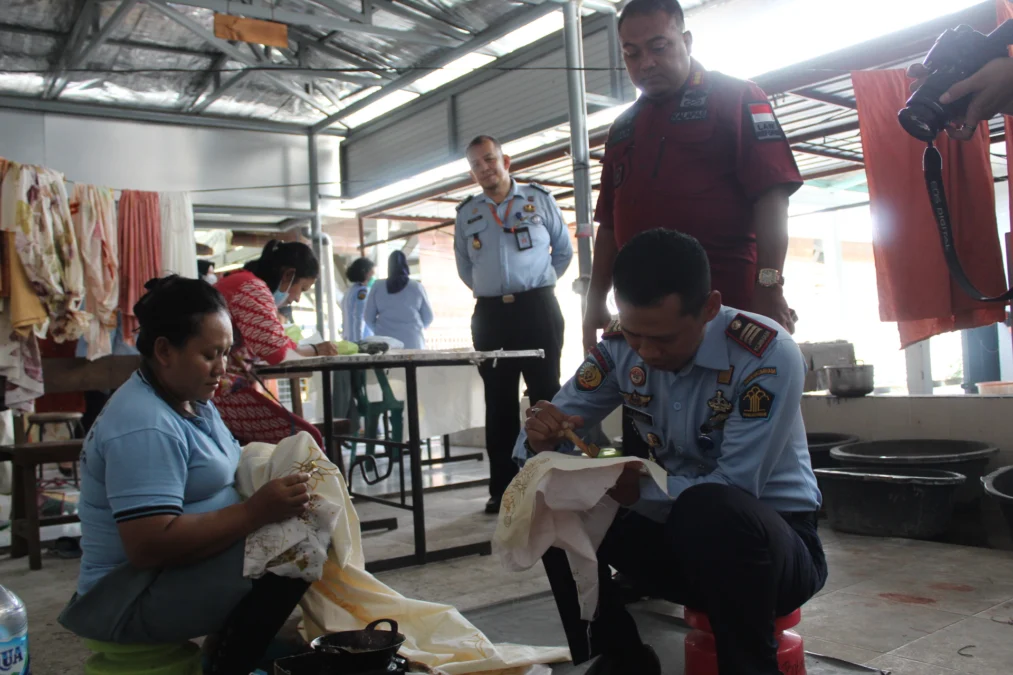 KEJAR TARGET. Tim Pokja Zona Integritas Rupbasan Kelas I Cirebon berkunjung untuk studi tiru dalam rangka membangun WBBM ke LPP Kelas IIA Semarang. FOTO: ASEP SAEPUL MIELAH/RAKYAT CIREBON