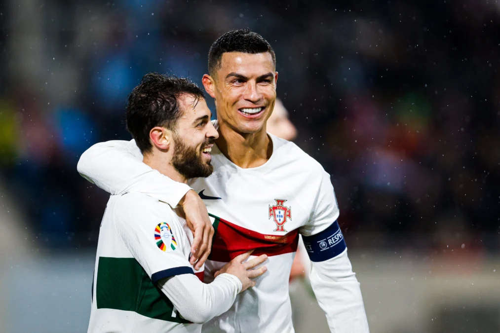 Cristiano Ronaldo dengan Bernardo Silva. Hasil Pertandingan Kualifikasi Euro 2024 Portugal vs Luksemburg: Portugal Pesta Gol atas Luksemburg. Foto: https://twitter.com/selecaoportugalCristiano Ronaldo dengan Bernardo Silva. Hasil Pertandingan Kualifikasi Euro 2024 Portugal vs Luksemburg: Portugal Pesta Gol atas Luksemburg. Foto: https://twitter.com/selecaoportugal