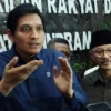 SADAR. Lucky Hakim memberikan keterangan kepada awak media setelah rapat bersama pimpinan DPRD Indramayu, Selasa 28 Februari 2023. Pada kesempatan itu, Lucky Hakim membongkar alasan kenapa dirinya mundur dari jabatan wakil bupati Indramayu. FOTO: TARDIARTO AZZA/RAKYAT CIREBON