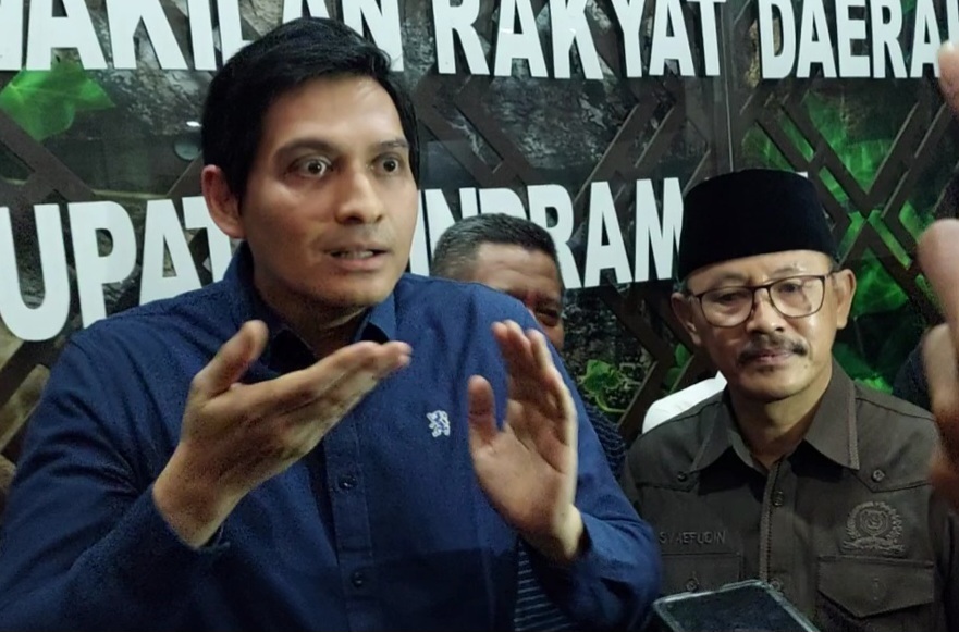 SADAR. Lucky Hakim memberikan keterangan kepada awak media setelah rapat bersama pimpinan DPRD Indramayu, Selasa 28 Februari 2023. Pada kesempatan itu, Lucky Hakim membongkar alasan kenapa dirinya mundur dari jabatan wakil bupati Indramayu. FOTO: TARDIARTO AZZA/RAKYAT CIREBON