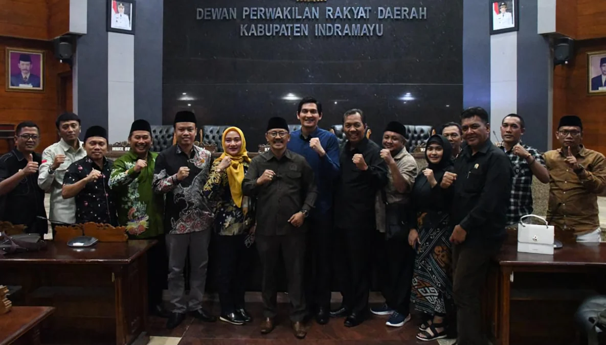 KONFIRMASI. Lucky Hakim bersama pimpinan DPRD Indramayu setelah rapat tertutup terkait pengunduran dirinya sebagai wabup Indramayu. FOTO: TARDIARTO AZZA/RAKYAT CIREBON