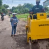 ROGOH KANTONG SENDIRI. Karena tak kunjung diperbaiki Pemkot Cirebon, legislator Hanura dari Dapil Harjamukti, Een Rusmiyati menggunakan dana pribadinya untuk memperbaiki jalan rusak di wilayah Selatan. FOTO: ASEP SAEPUL MIELAH/RAKYAT CIREBON