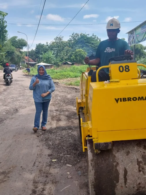 ROGOH KANTONG SENDIRI. Karena tak kunjung diperbaiki Pemkot Cirebon, legislator Hanura dari Dapil Harjamukti, Een Rusmiyati menggunakan dana pribadinya untuk memperbaiki jalan rusak di wilayah Selatan. FOTO: ASEP SAEPUL MIELAH/RAKYAT CIREBON