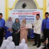 REWARD UMRAH. Siswi tingkat akhir di CIS Fullday School, Winda Lestari diberangkatkan umrah setelah menyabet predikat siswi terbaik pada program CIS Tahfidz Choice Award. FOTO: IST FOR RAKYAT CIREBON