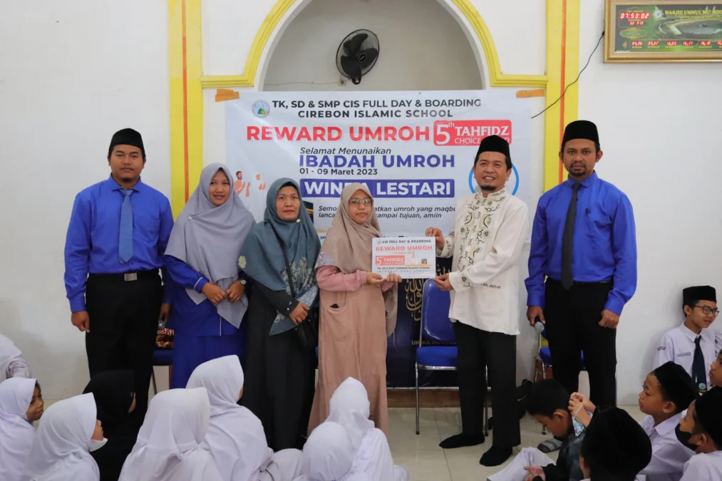 REWARD UMRAH. Siswi tingkat akhir di CIS Fullday School, Winda Lestari diberangkatkan umrah setelah menyabet predikat siswi terbaik pada program CIS Tahfidz Choice Award. FOTO: IST FOR RAKYAT CIREBON