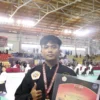 JUARA. Mahasiswa Prodi S1 Keperawatan ITEKES Mahardika Cirebon, Septhian Pangestu berhasil menjuarai Paku Bumi Open International Championship dan mengharumkan kampusnya. FOTO: ASEP SAEPUL MIELAH/RAKYAT CIREBON