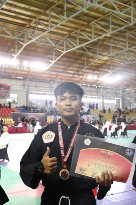 JUARA. Mahasiswa Prodi S1 Keperawatan ITEKES Mahardika Cirebon, Septhian Pangestu berhasil menjuarai Paku Bumi Open International Championship dan mengharumkan kampusnya. FOTO: ASEP SAEPUL MIELAH/RAKYAT CIREBON