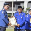 PENGHARGAAN. Wakil Gubernur Jawa Barat, Uu Rhuzanul Ulum menganugerahkan penghargaan kepada Kepala Dinas Pemadam Kebakaran dan Penyelamatan (DPKP) Kota Cirebon, Adam Nuridin. FOTO: ASEP SAEPUL MIELAH/RAKYAT CIREBON