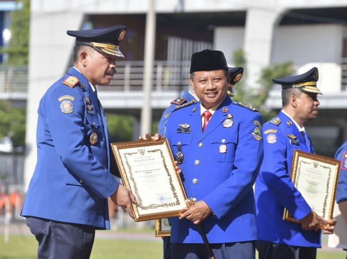 PENGHARGAAN. Wakil Gubernur Jawa Barat, Uu Rhuzanul Ulum menganugerahkan penghargaan kepada Kepala Dinas Pemadam Kebakaran dan Penyelamatan (DPKP) Kota Cirebon, Adam Nuridin. FOTO: ASEP SAEPUL MIELAH/RAKYAT CIREBON