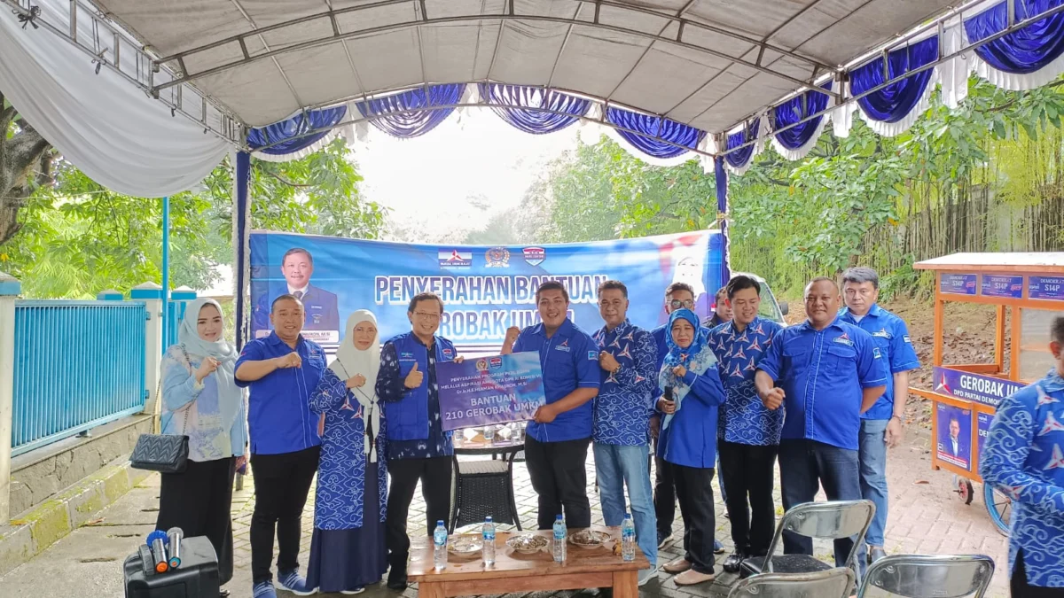 BANTU UMKM. Ketua BPOKK DPP Partai Demokrat, Sekretaris dan Bendahara DPD Partai Demokrat Jawa Barat memberikan bantuan gerobak wirausaha untuk UMKM, yang didistribusikan melalui seluruh DPC Demokrat di Jawa Barat. FOTO: ASEP SAEPUL MIELAH/RAKYAT CIREBON