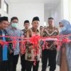 RESMIKAN. Rektor IAIN Cirebon, Prof Dr H Aan Jaelani MAg mengatakan, peresmian dua unit usaha baru ini dihadiri pejabat IAIN Cirebon dan Kepala Biro Keuangan dan BMN Setjen Kemenag RI, Drs H Subarja MPd bersama perwakilan Direktorat PPK-BLU Kementerian Keuangan. FOTO : SUWANDI/RAKYAT CIREBON