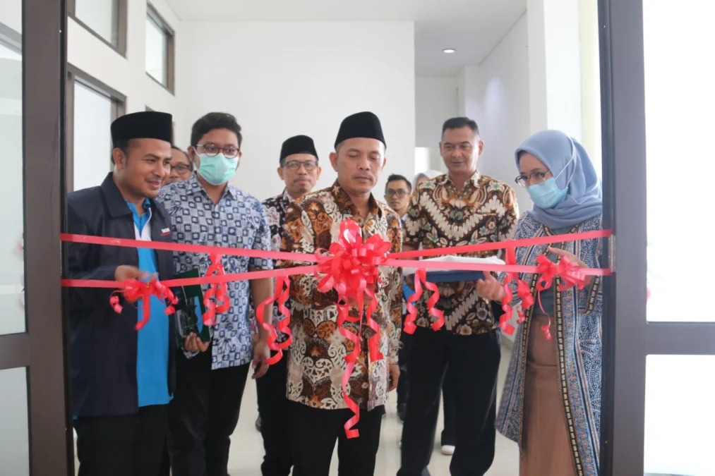 RESMIKAN. Rektor IAIN Cirebon, Prof Dr H Aan Jaelani MAg mengatakan, peresmian dua unit usaha baru ini dihadiri pejabat IAIN Cirebon dan Kepala Biro Keuangan dan BMN Setjen Kemenag RI, Drs H Subarja MPd bersama perwakilan Direktorat PPK-BLU Kementerian Keuangan. FOTO : SUWANDI/RAKYAT CIREBON