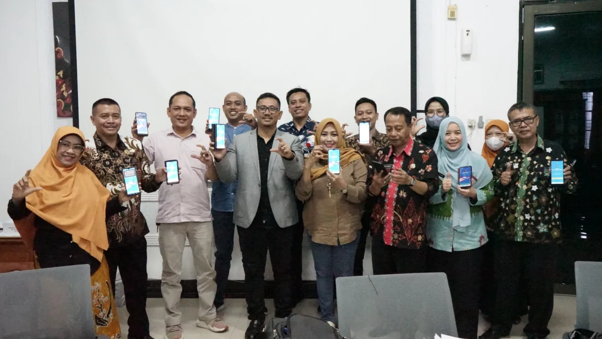 SUDAH AKTIVASI. Semua anggota Komisi I DPRD Kota Cirebon melakukan aktivasi identitas kependudukan digital (IKD), usai rapat bersama Disdukcapil. Identitas kependudukan mereka sudah bisa diakses dalam bentuk digital. FOTO: ASEP SAEPUL MIELAH/RAKYAT CIREBON