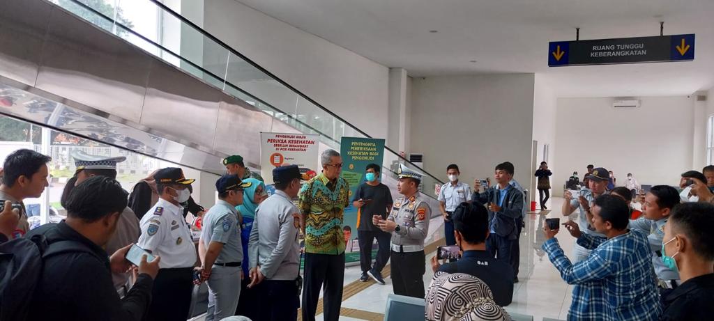 MUDIK 2023. Pemkot melalui Dinas Perhubungan, Kemenhub serta TNI-Polri melakukan pemeriksaan armada bus sampai cek kesehatan para awak yang akan melayani para pemudik, Jumat 31 Maret 2023. FOTO: ASEP SAEPUL MIELAH/RAKCER.ID