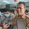 KERAWANAN PEMILU. Kepala Badan Kesatuan Bangsa dan Politik (Bakesbangpol) Kota Cirebon, Buntoro Tirto menyampaikan berbagai kerawanan jelang pemilu. Dia menyampaikan kalau pemilih pemula dan ASN jadi sasaran pendidikan politik. FOTO: ASEP SAEPUL MIELAH/RAKYAT CIREBON 