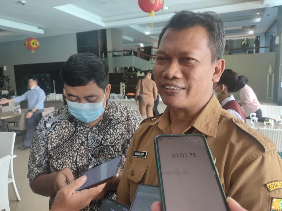 KERAWANAN PEMILU. Kepala Badan Kesatuan Bangsa dan Politik (Bakesbangpol) Kota Cirebon, Buntoro Tirto menyampaikan berbagai kerawanan jelang pemilu. Dia menyampaikan kalau pemilih pemula dan ASN jadi sasaran pendidikan politik. FOTO: ASEP SAEPUL MIELAH/RAKYAT CIREBON 