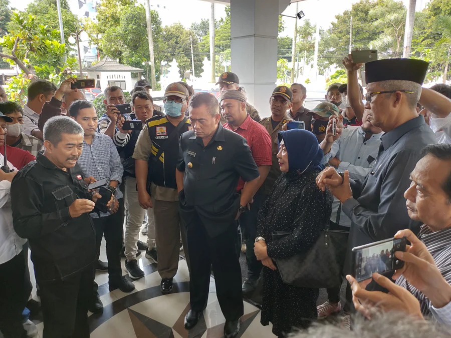 TUNDA BAYAR. Para rekanan yang memiliki piutang saat menemui Walikota Cirebon, Nashrudin Azis di gedung DPRD beberapa waktu lalu. FOTO: ASEP SAEPUL MIELAH/RAKCER.ID