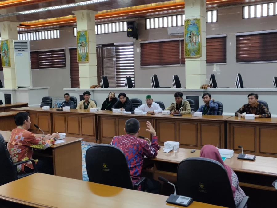 AUDIENSI. Komisi I DPRD menerima audiensi dari Badan Koordinasi (Badko) Himpunan Mahasiswa Islam (HMI) Jawa Barat, yang dalam waktu dekat akan menggelar agenda advance training di Kota Cirebon. FOTO: ASEP SAEPUL MIELAH/RAKYAT CIREBON