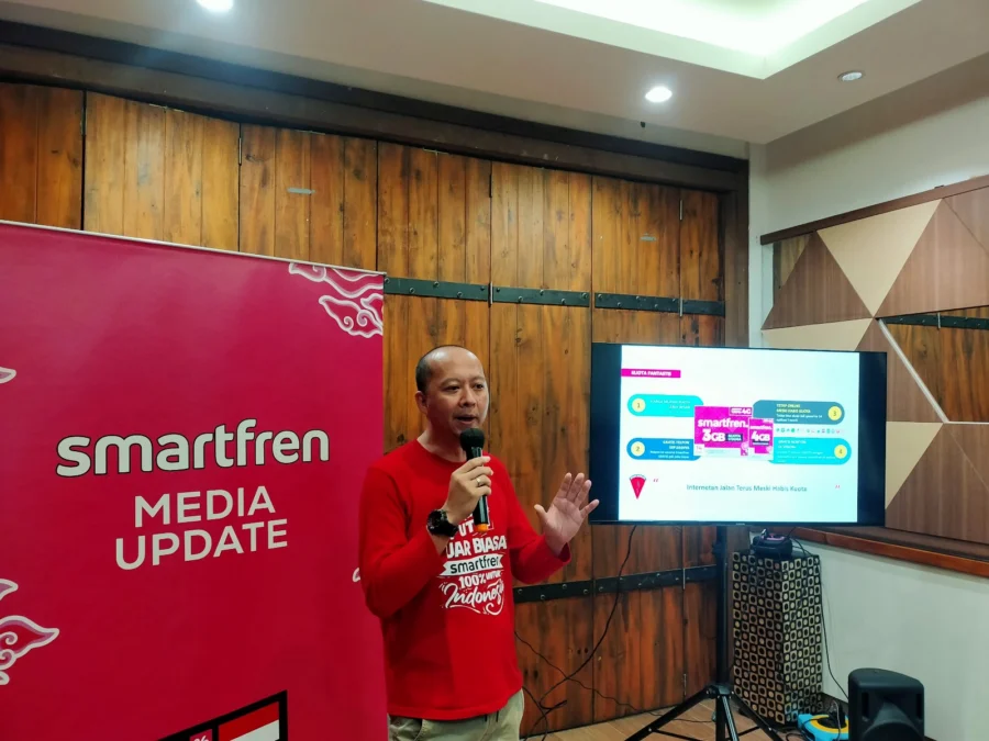 JELASKAN. Head West Java Smartfren, Albert Reza Lesmana menjelaskan, adopsi teknologi eSIM Smartfren bertujuan untuk memperluas mobilitas pengguna ponsel dalam beraktivitas menggunakan jaringan internet. FOTO : SUWANDI/RAKYAT CIREBON