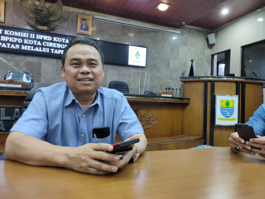 CATATAN. Ketua Komisi II DPRD Kota Cirebon, H Karso memberikan catatan terkait kondisi keuangan daerah di awal tahun 2023, yang dibebani kewajiban bayar hingga Rp26 miliar terhadap kontraktor. FOTO: ASEP SAEPUL MIELAH/RAKYAT CIREBON