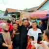 MENGHIBUR. Kehadiran Ketua Umum DPP PSI, H Giring Ganesha ke Cirebon dalam rangka Ngamen Solidaritas. Ada empat lokasi yang disambangi Giring selama dua hari di Cirebon. FOTO : SUWANDI/RAKYAT CIREBON